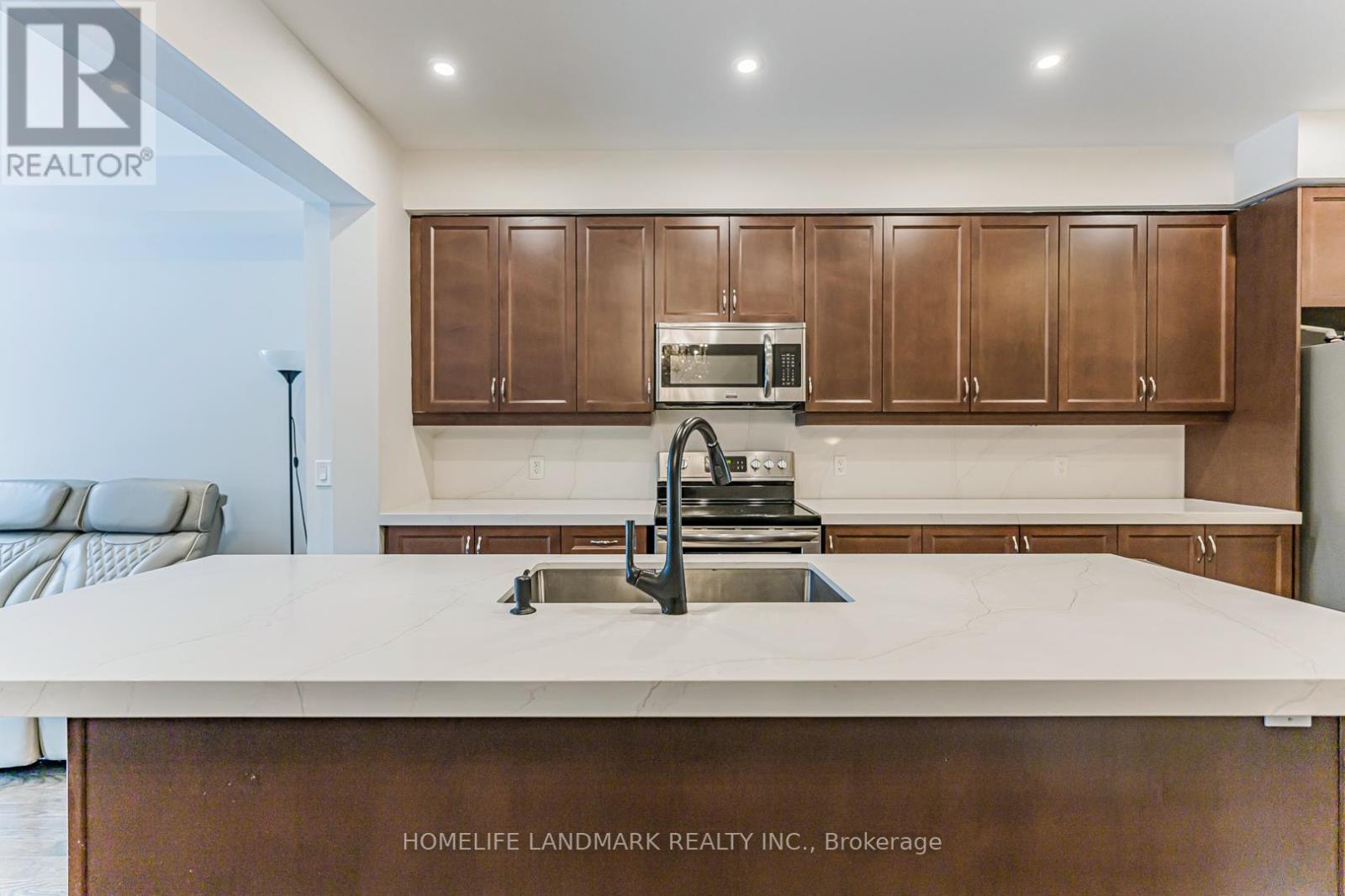 62 Helliwell Crescent, Richmond Hill, ON - Indoor Photo Showing Kitchen