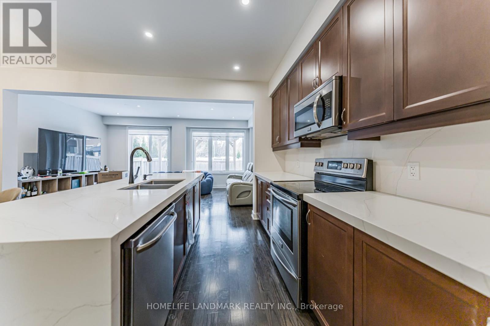 62 Helliwell Crescent, Richmond Hill, ON - Indoor Photo Showing Kitchen With Double Sink With Upgraded Kitchen