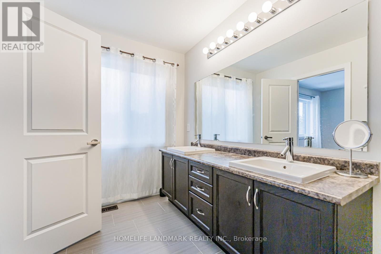 62 Helliwell Crescent, Richmond Hill, ON - Indoor Photo Showing Bathroom
