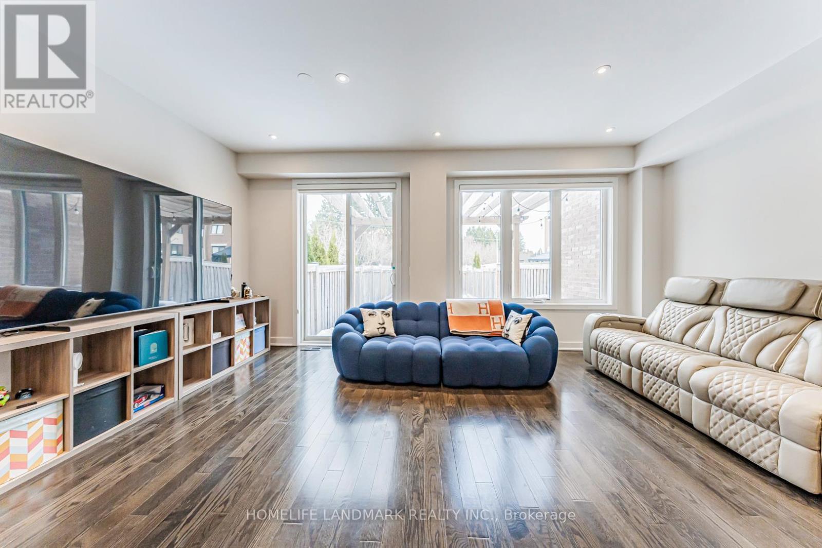 62 Helliwell Crescent, Richmond Hill, ON - Indoor Photo Showing Living Room