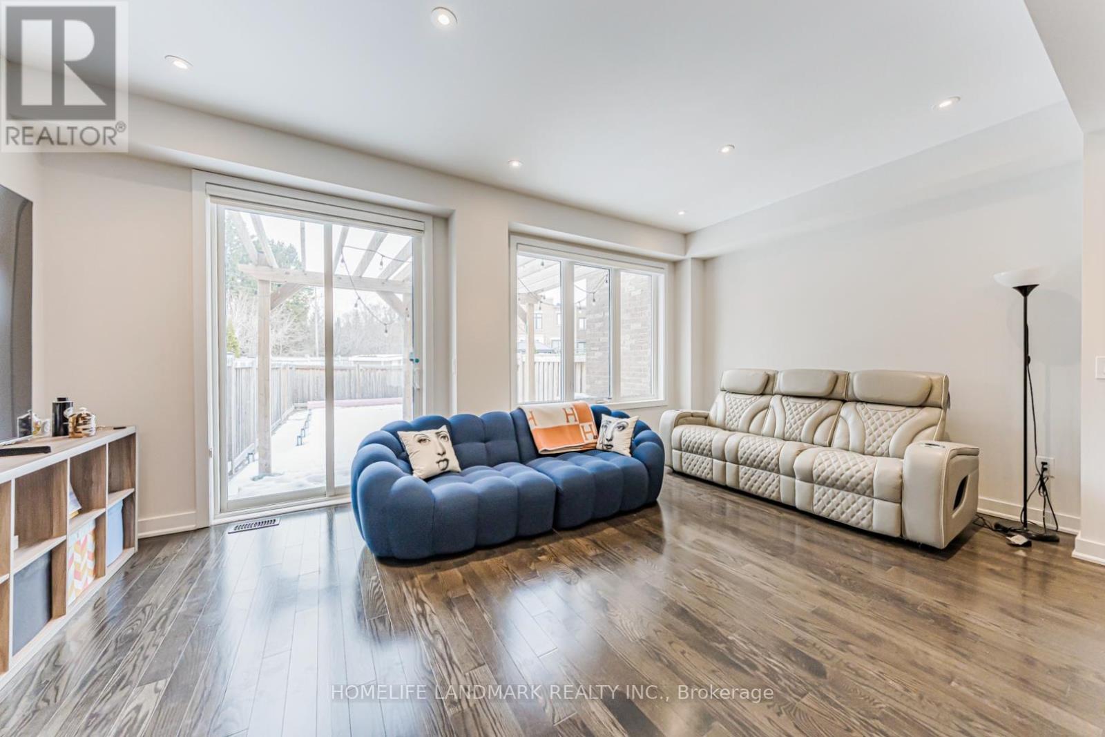 62 Helliwell Crescent, Richmond Hill, ON - Indoor Photo Showing Living Room