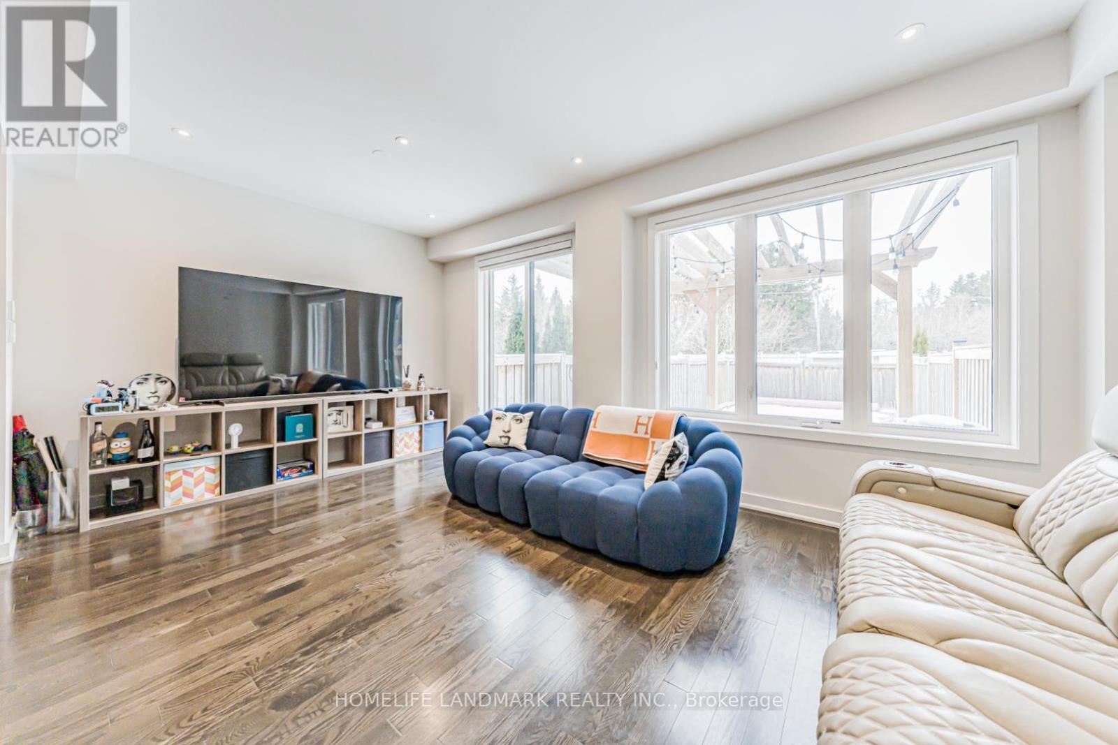 62 Helliwell Crescent, Richmond Hill, ON - Indoor Photo Showing Living Room