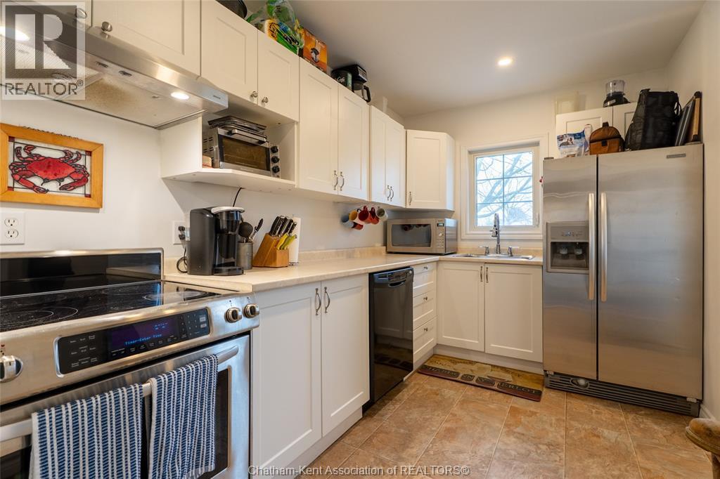 104 Brander Avenue, Wallaceburg, ON - Indoor Photo Showing Kitchen