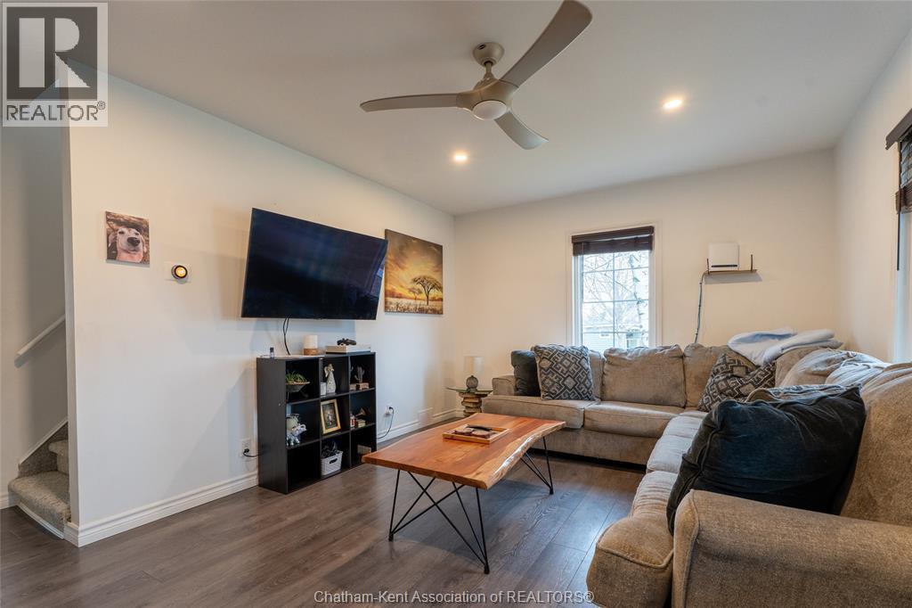 104 Brander Avenue, Wallaceburg, ON - Indoor Photo Showing Living Room