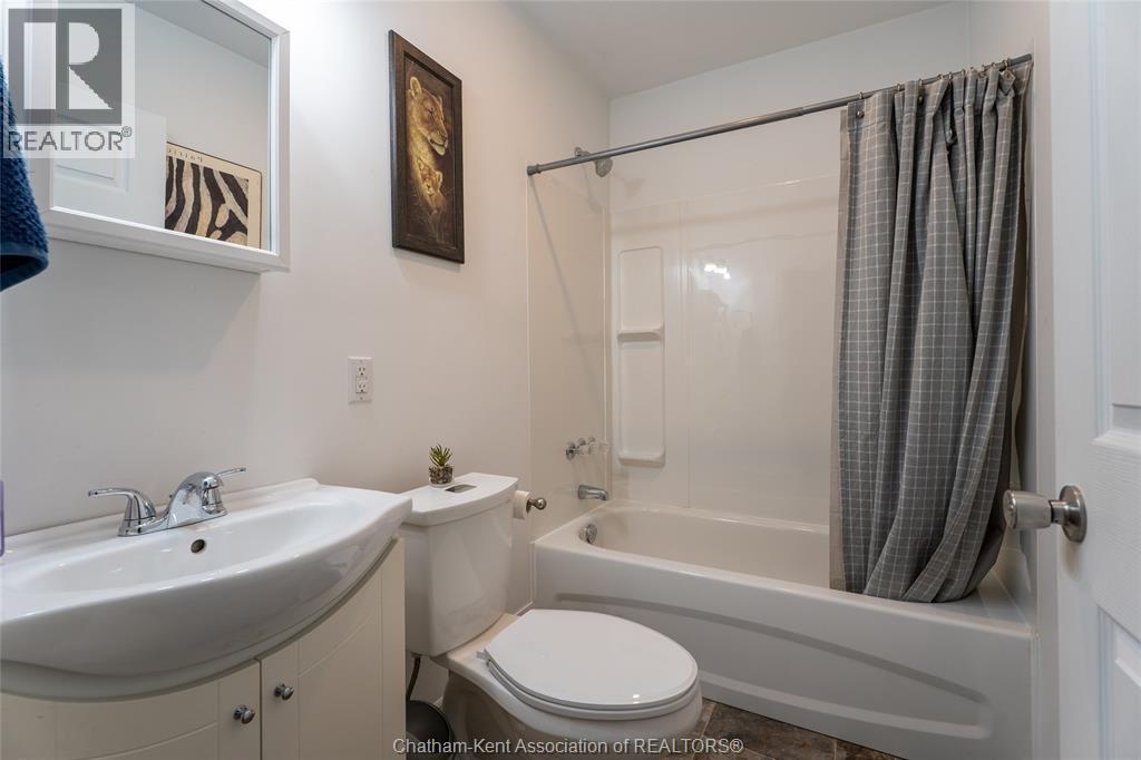 104 Brander Avenue, Wallaceburg, ON - Indoor Photo Showing Bathroom