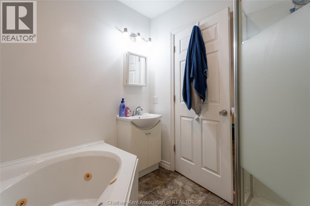 104 Brander Avenue, Wallaceburg, ON - Indoor Photo Showing Bathroom
