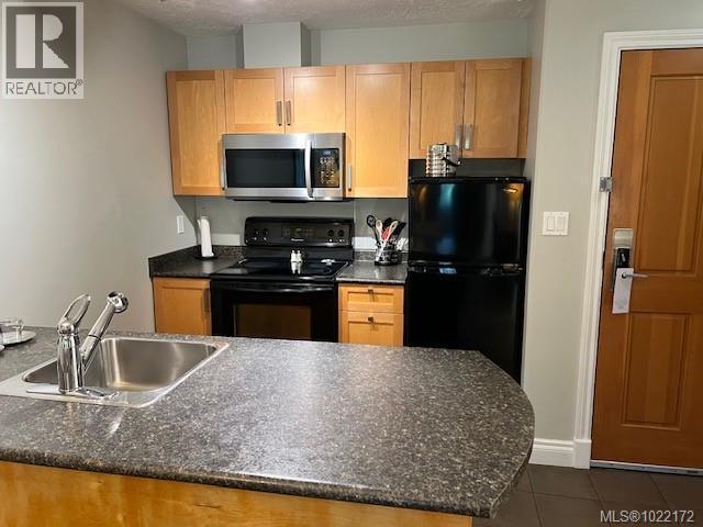 103D 1800 Riverside Lane, Courtenay, BC - Indoor Photo Showing Kitchen With Double Sink