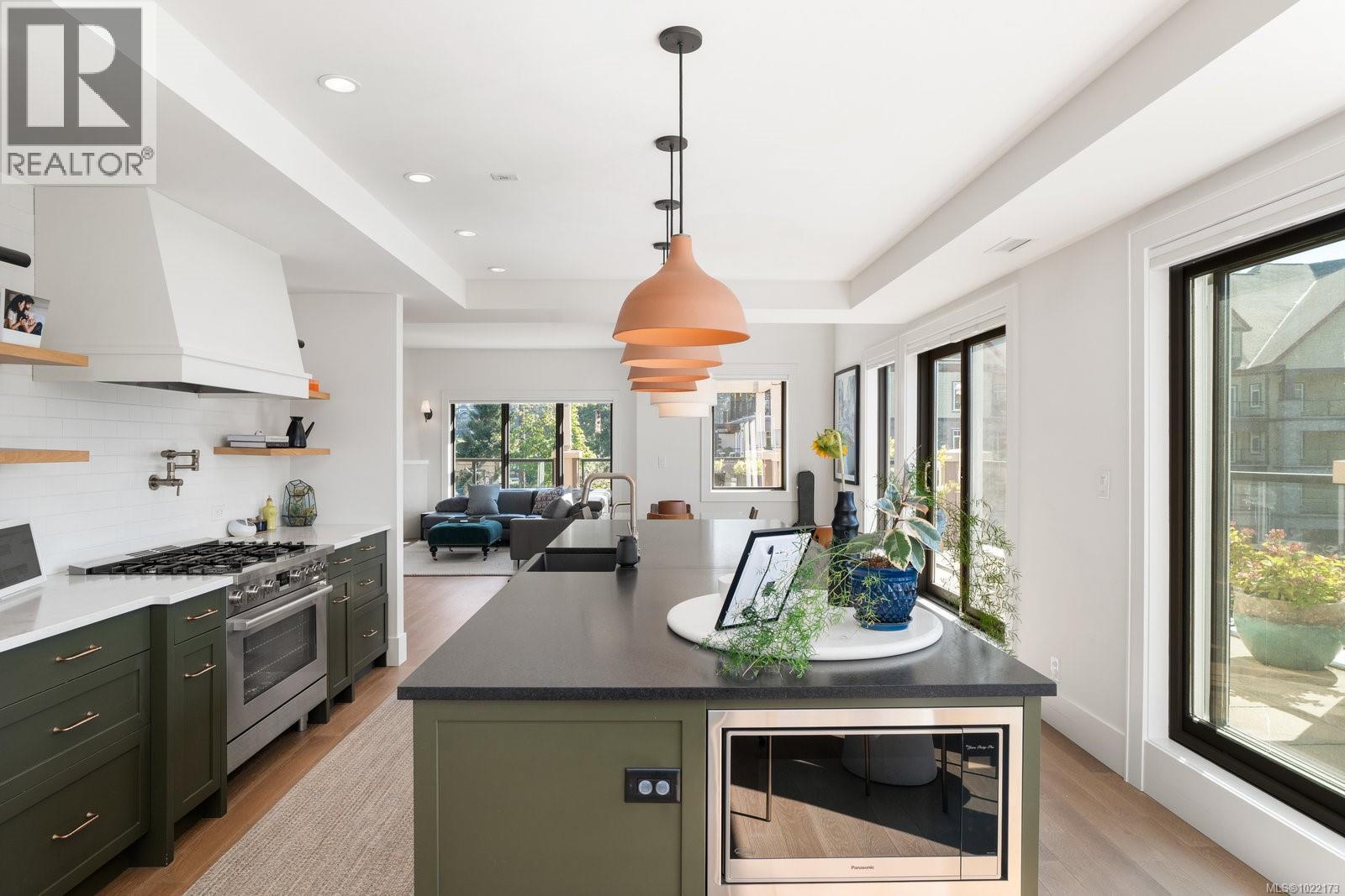 416 1335 Bear Mountain Pkwy, Langford, BC - Indoor Photo Showing Kitchen With Upgraded Kitchen