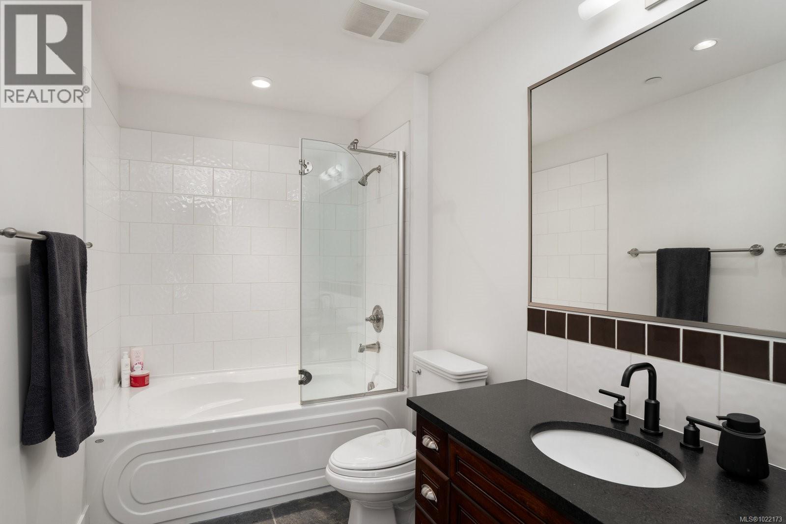 416 1335 Bear Mountain Pkwy, Langford, BC - Indoor Photo Showing Bathroom