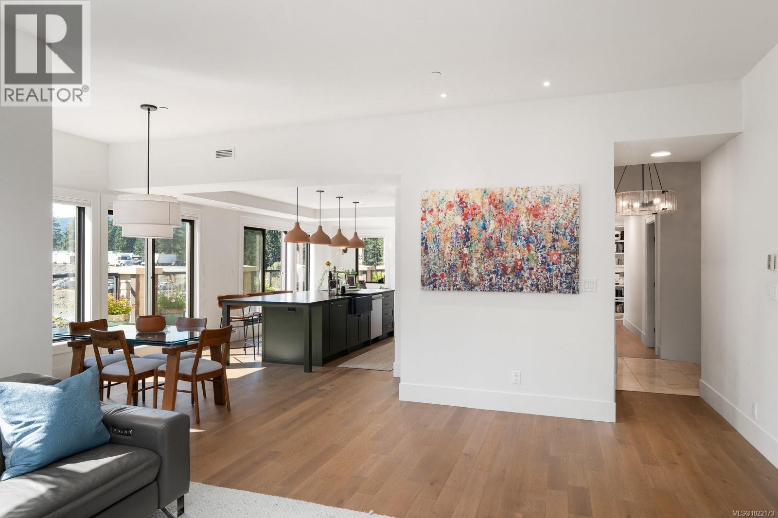 416 1335 Bear Mountain Pkwy, Langford, BC - Indoor Photo Showing Living Room