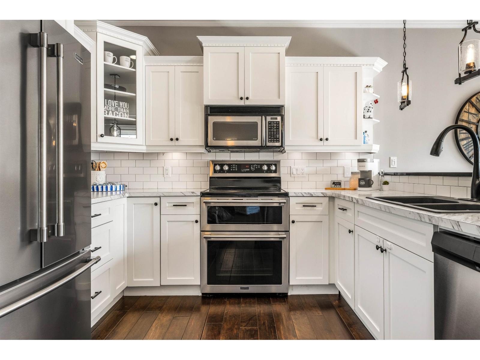 24 45957 Sherwood Drive|Promontory, Chilliwack, BC - Indoor Photo Showing Kitchen With Double Sink With Upgraded Kitchen