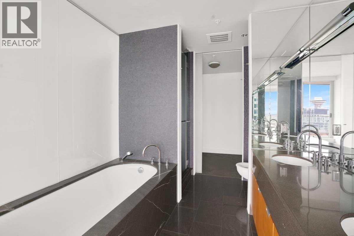 310X 1077 W Cordova Street, Vancouver, BC - Indoor Photo Showing Bathroom