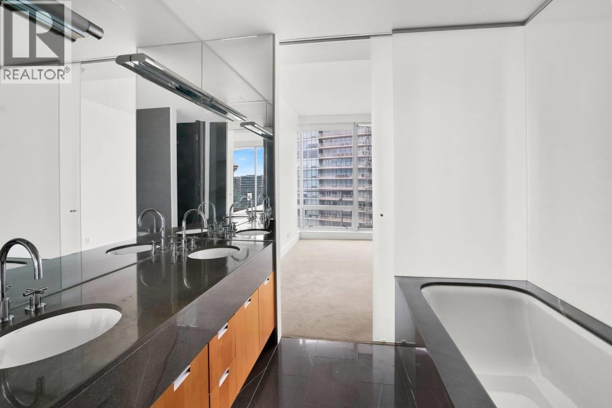 310X 1077 W Cordova Street, Vancouver, BC - Indoor Photo Showing Bathroom