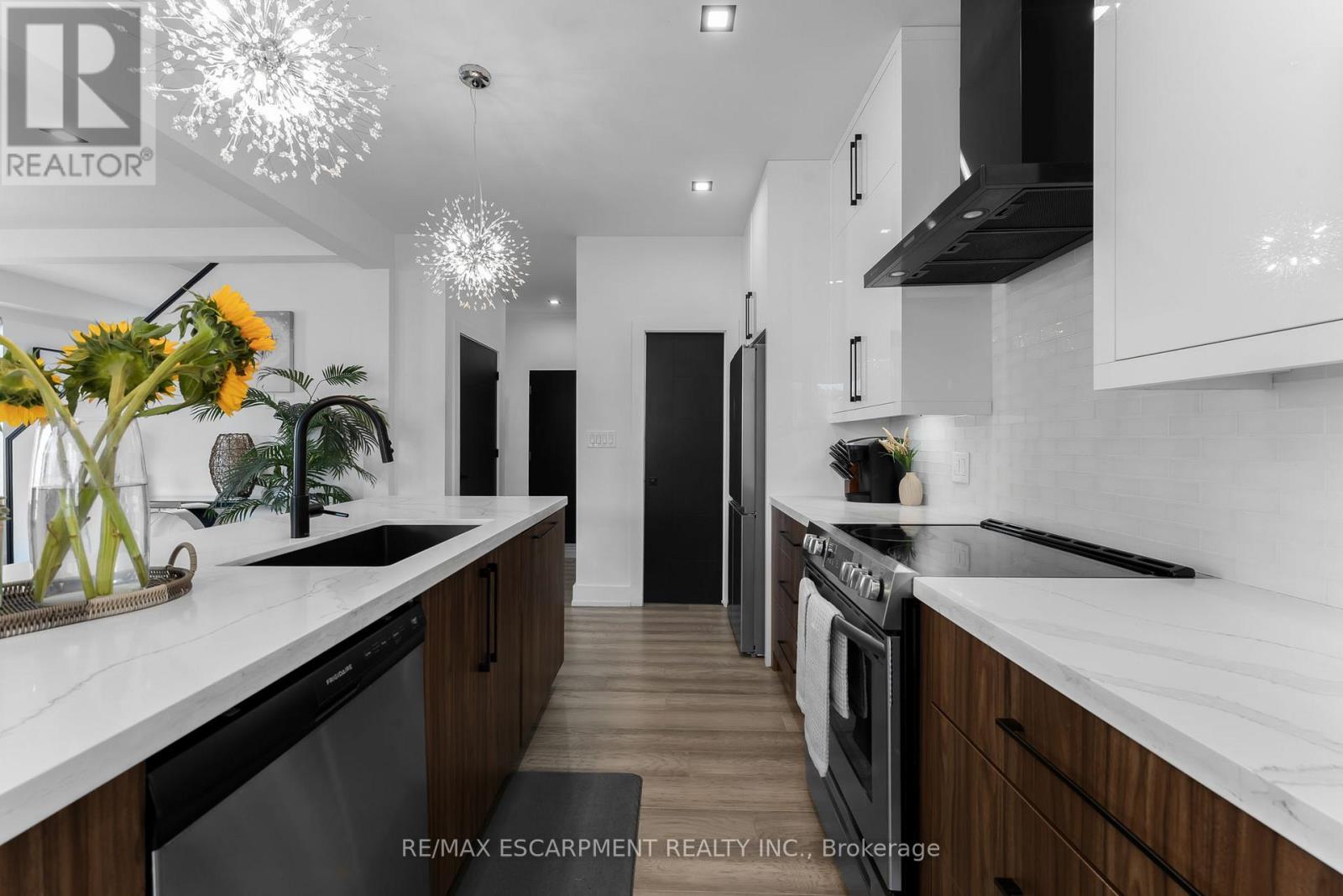 14 Willowbrook Drive, Welland, ON - Indoor Photo Showing Kitchen With Upgraded Kitchen