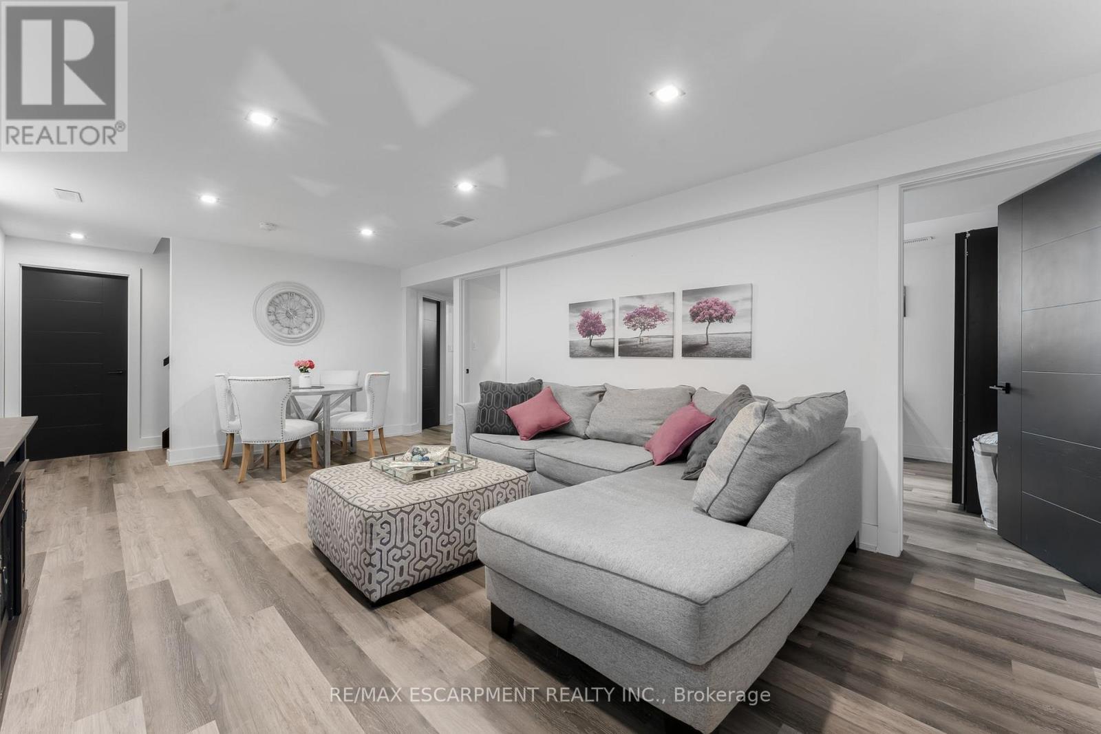 14 Willowbrook Drive, Welland, ON - Indoor Photo Showing Living Room