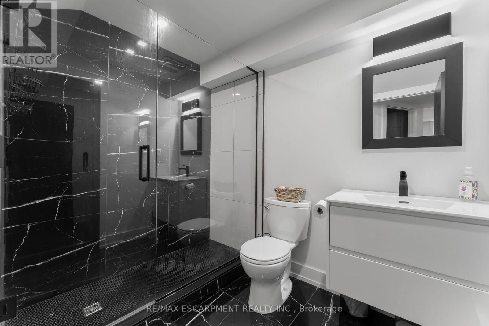 14 Willowbrook Drive, Welland, ON - Indoor Photo Showing Bathroom