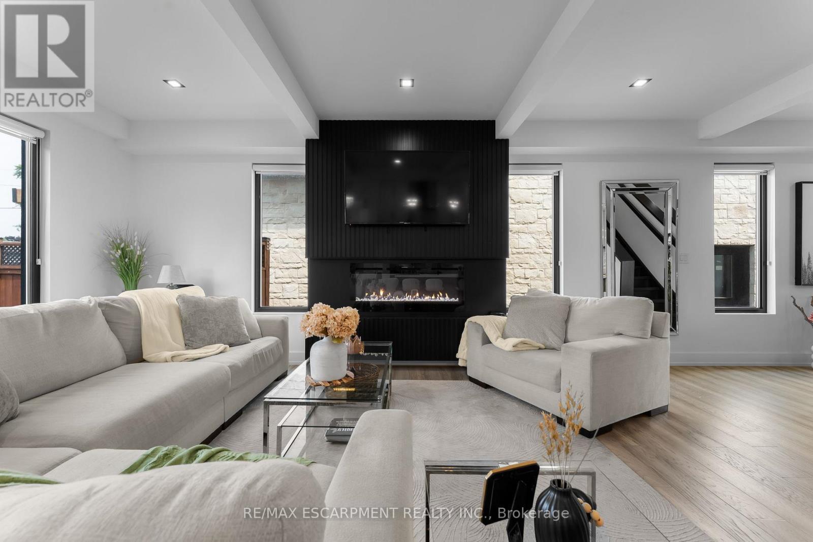 14 Willowbrook Drive, Welland, ON - Indoor Photo Showing Living Room With Fireplace