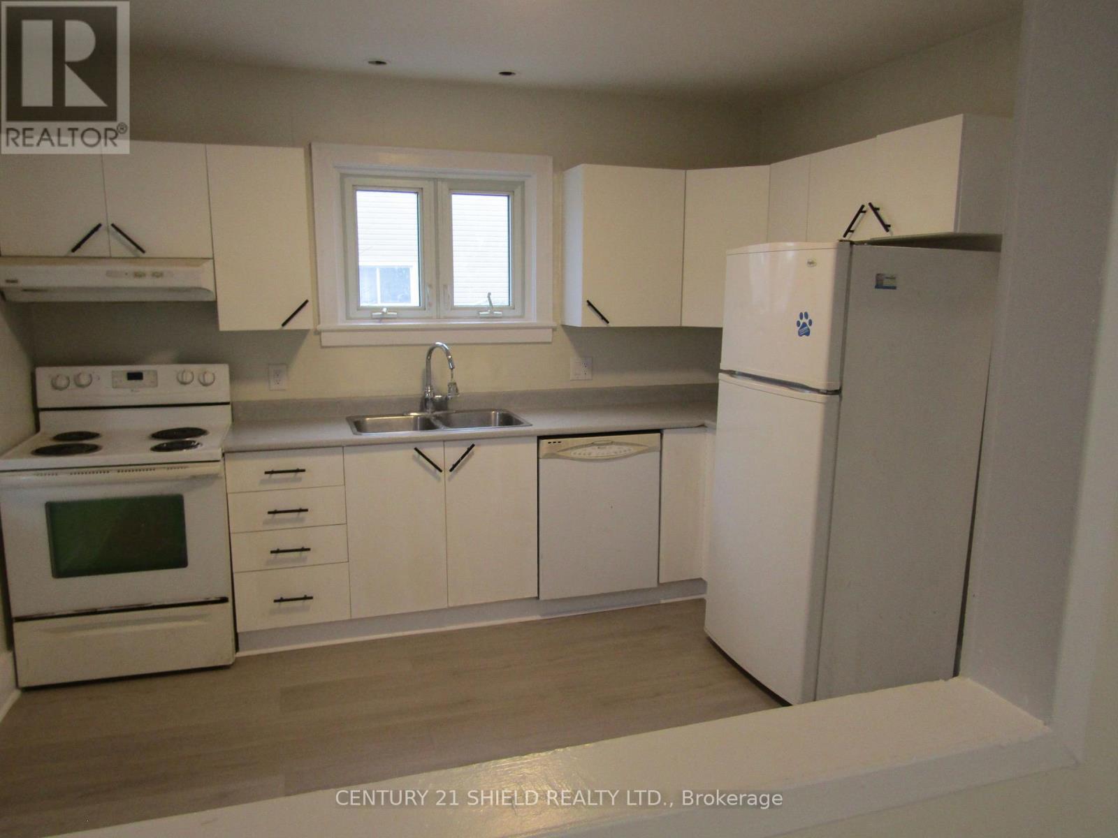 Kitchen - 333 Munro Avenue, Cornwall, ON - Indoor Photo Showing Kitchen With Double Sink
