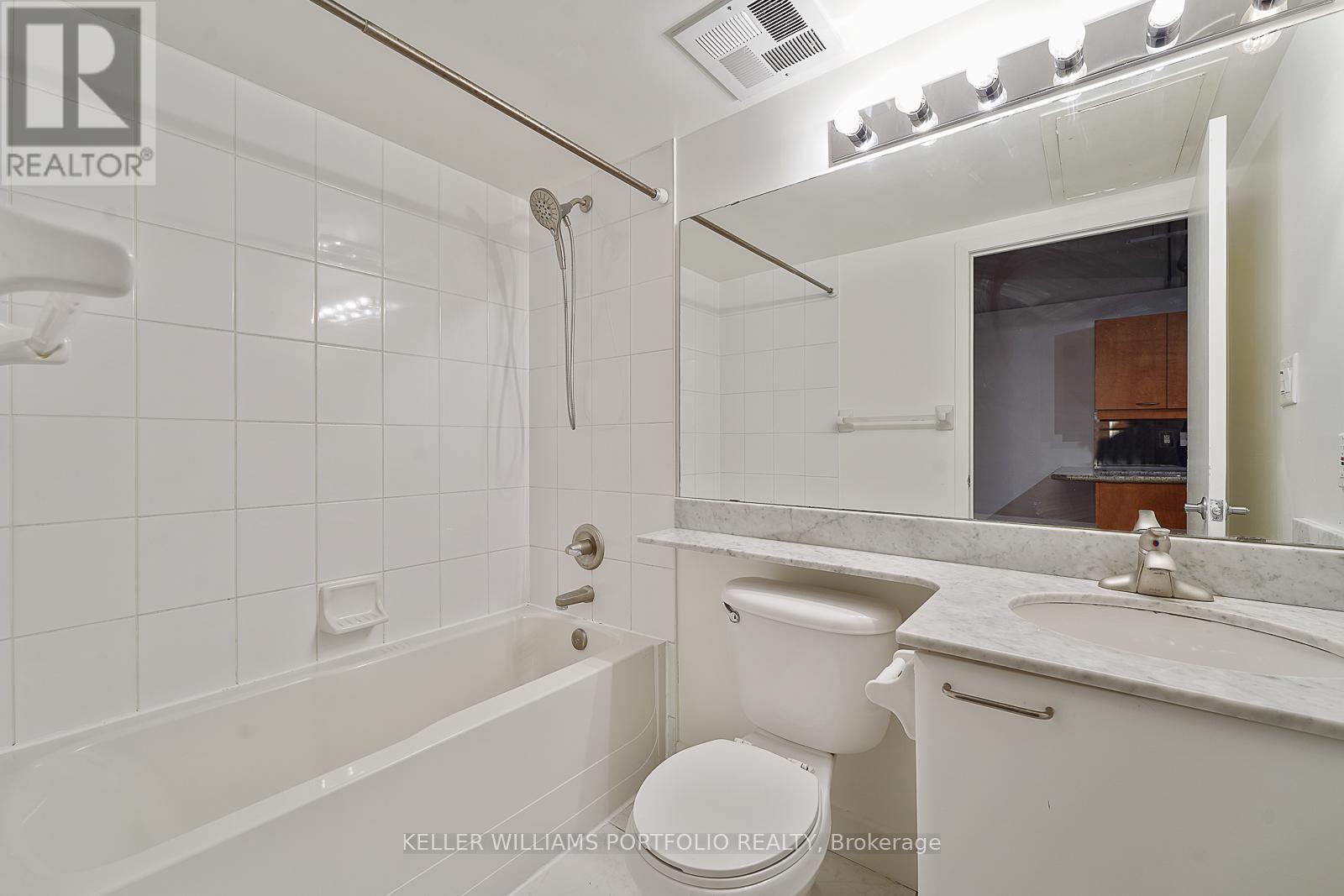 324 - 955 Queen Street W, Toronto, ON - Indoor Photo Showing Bathroom