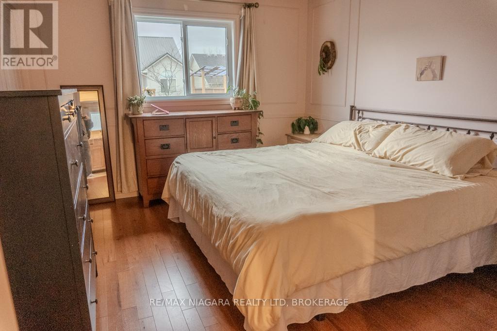 3595 Hill Street, Fort Erie (Stevensville), ON - Indoor Photo Showing Bedroom