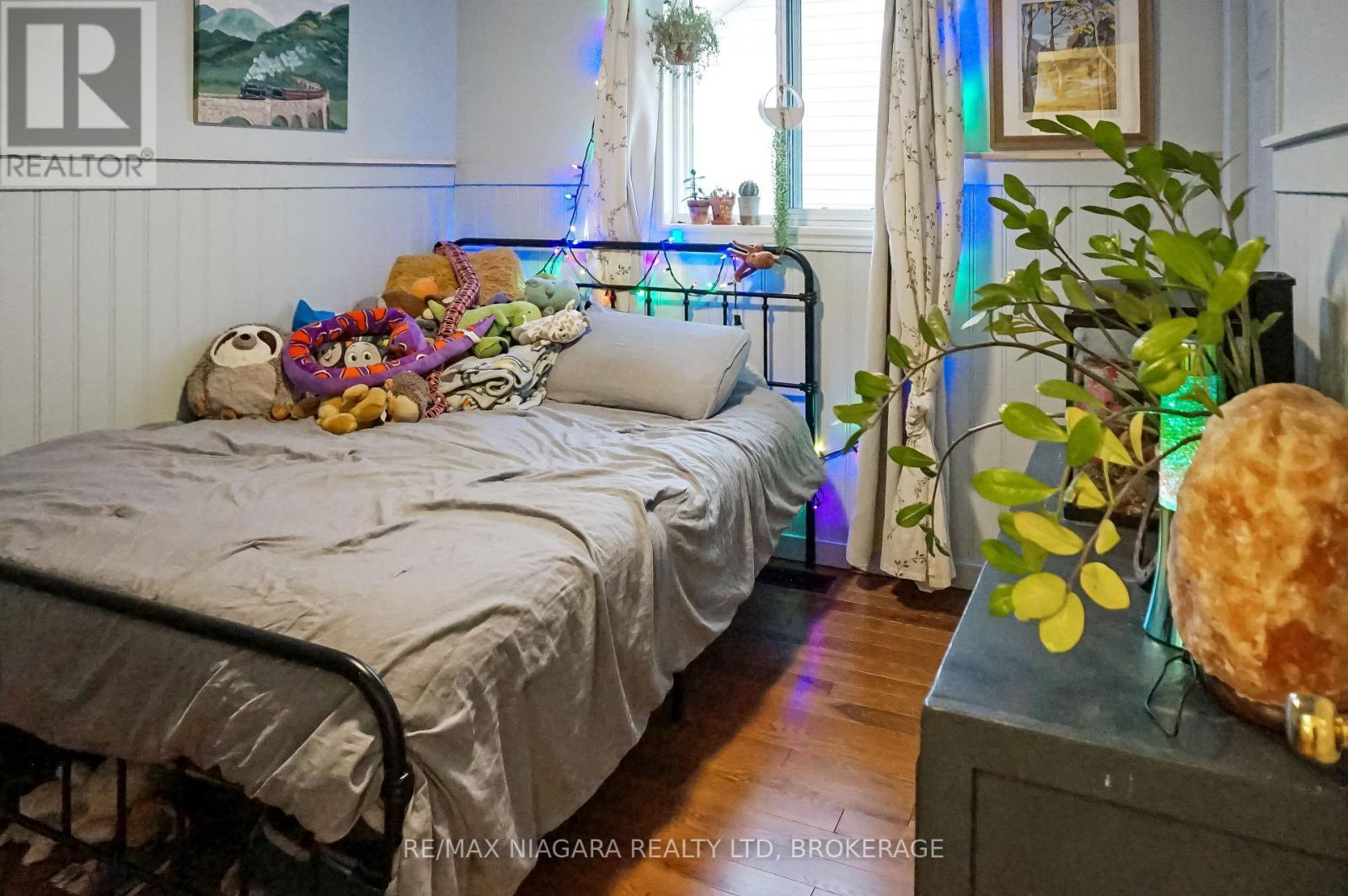 3595 Hill Street, Fort Erie (Stevensville), ON - Indoor Photo Showing Bedroom