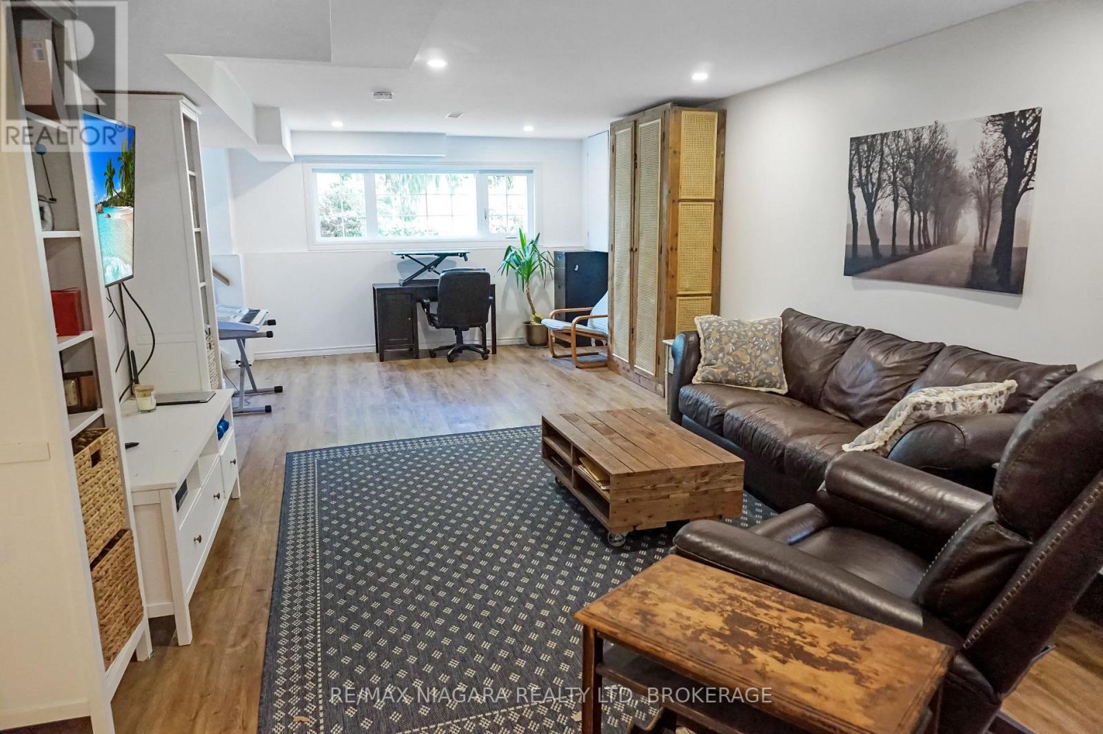 3595 Hill Street, Fort Erie (Stevensville), ON - Indoor Photo Showing Living Room