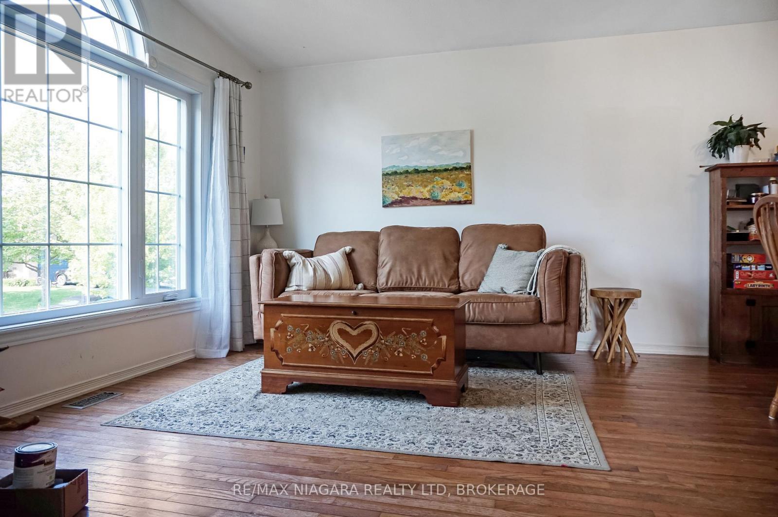 3595 Hill Street, Fort Erie (Stevensville), ON - Indoor Photo Showing Living Room