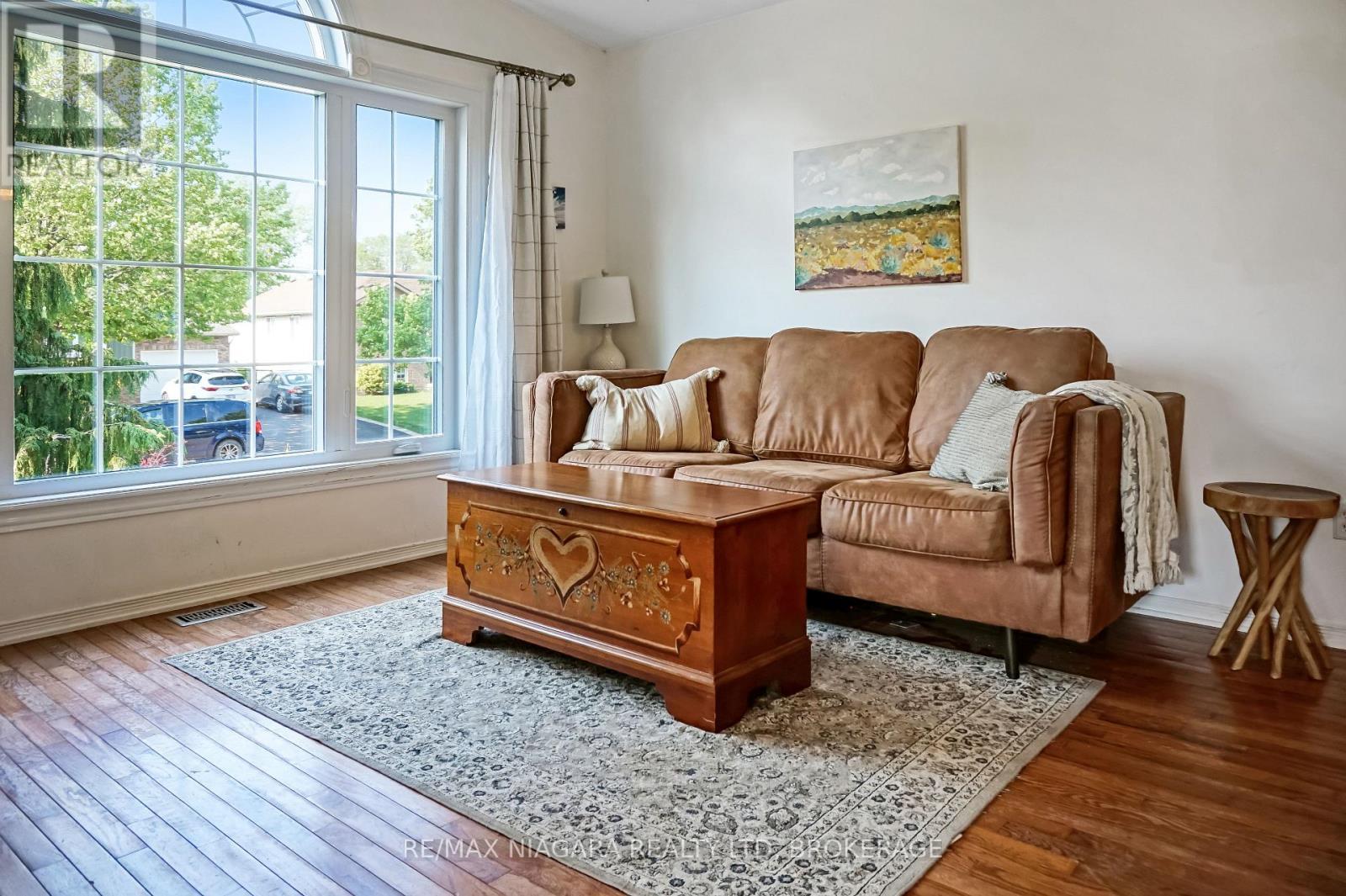 3595 Hill Street, Fort Erie (Stevensville), ON - Indoor Photo Showing Living Room