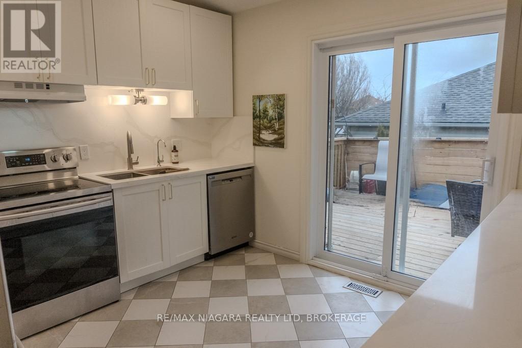 3595 Hill Street, Fort Erie (Stevensville), ON - Indoor Photo Showing Kitchen With Double Sink