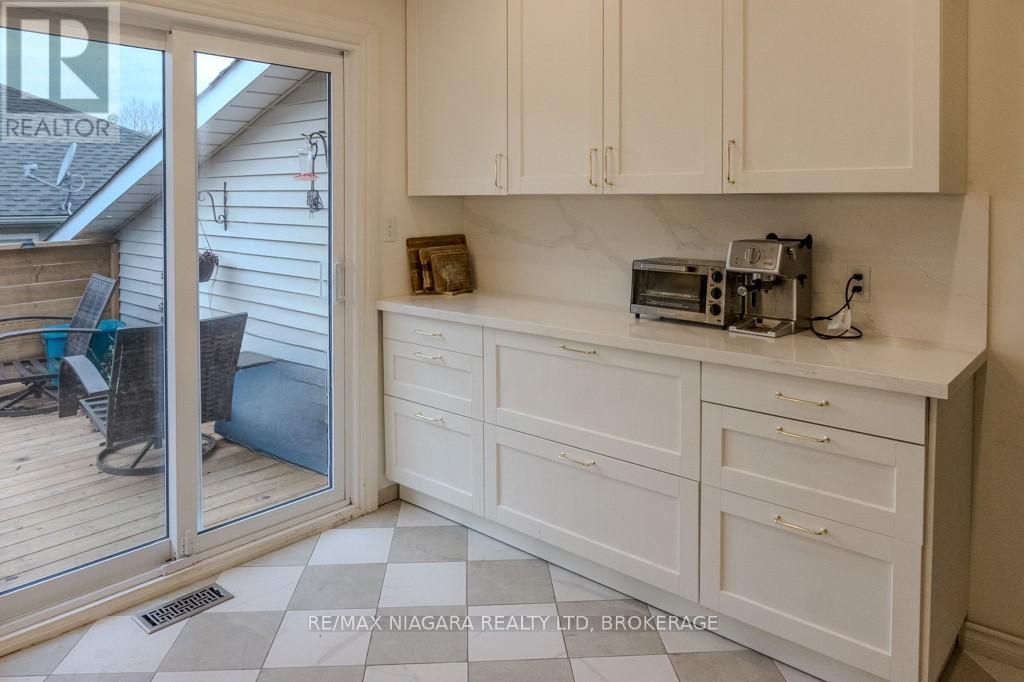3595 Hill Street, Fort Erie (Stevensville), ON - Indoor Photo Showing Kitchen