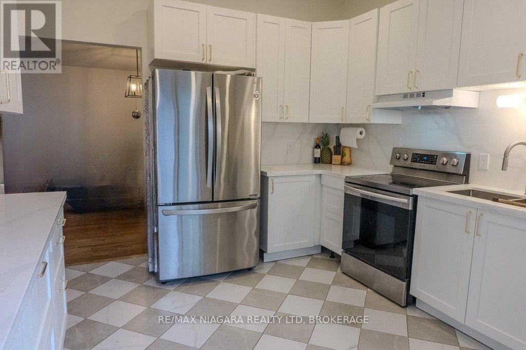 3595 Hill Street, Fort Erie (Stevensville), ON - Indoor Photo Showing Kitchen