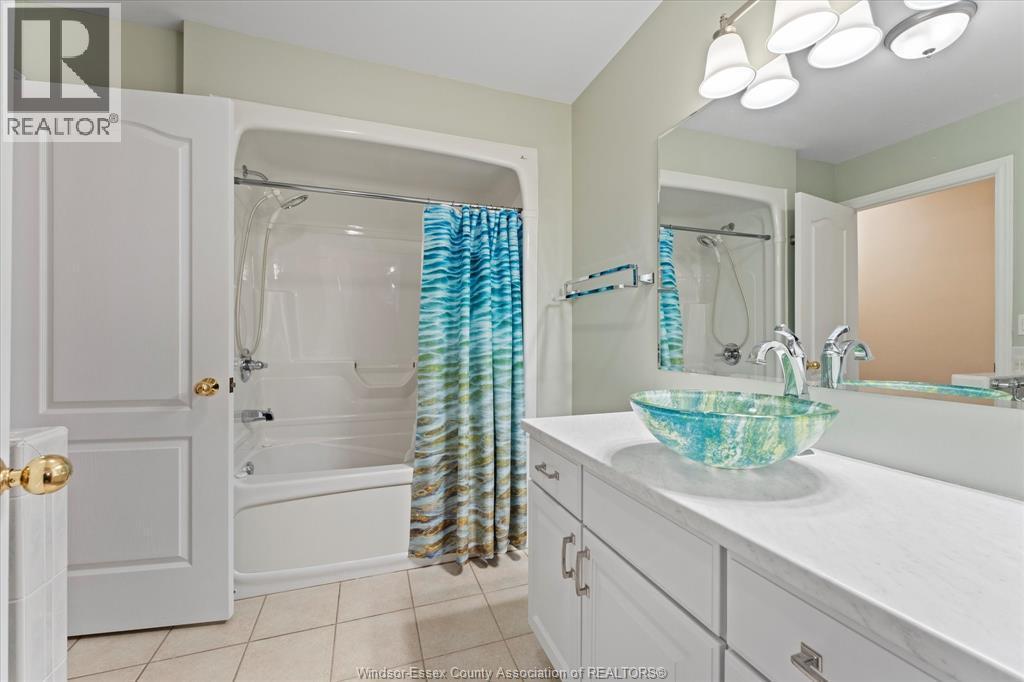 154 Purple Plum, Kingsville, ON - Indoor Photo Showing Bathroom