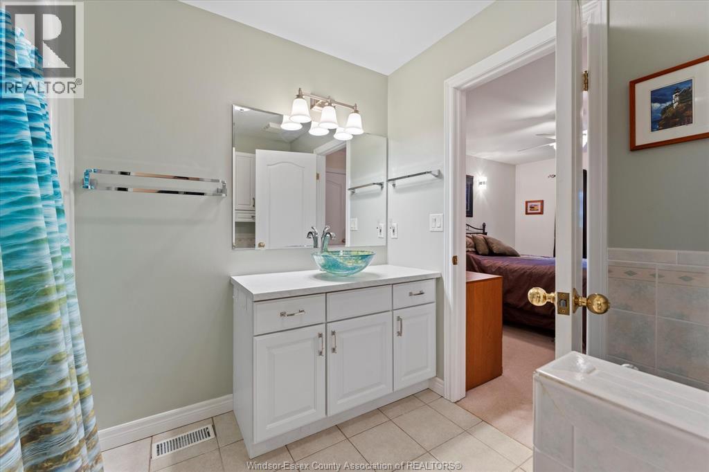 154 Purple Plum, Kingsville, ON - Indoor Photo Showing Bathroom