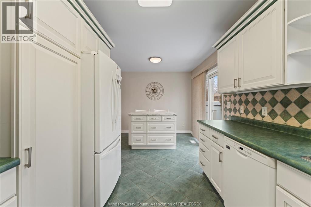 154 Purple Plum, Kingsville, ON - Indoor Photo Showing Kitchen