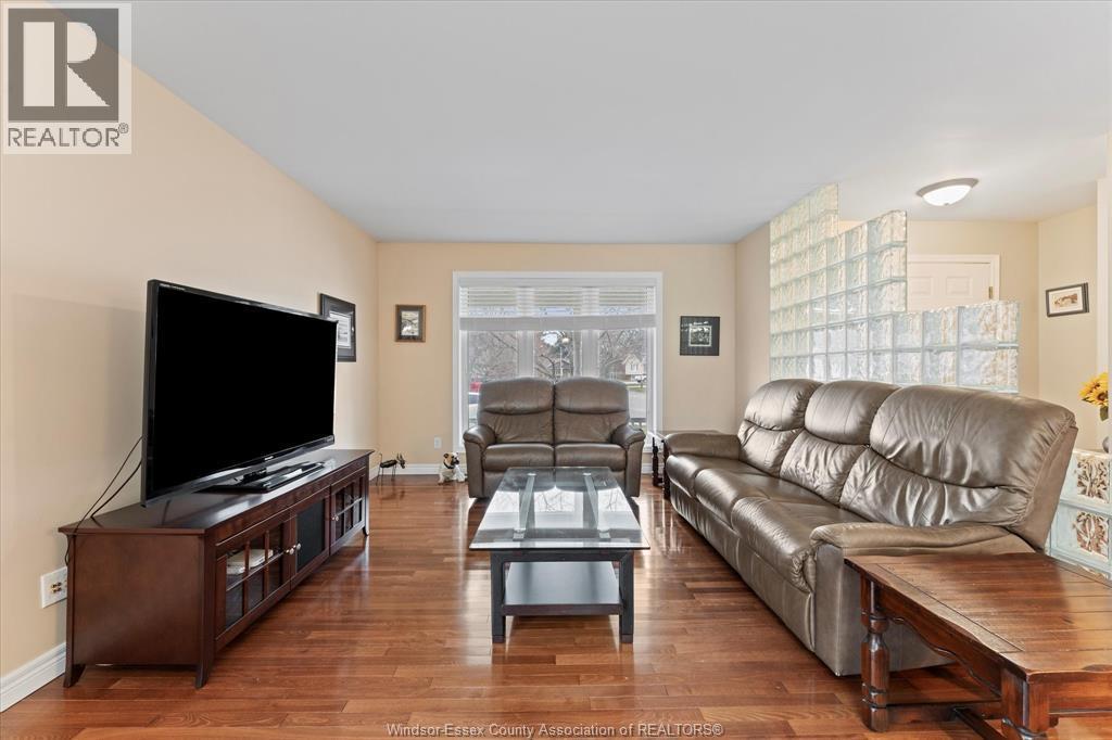 154 Purple Plum, Kingsville, ON - Indoor Photo Showing Living Room