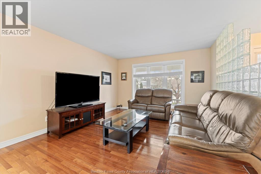 154 Purple Plum, Kingsville, ON - Indoor Photo Showing Living Room