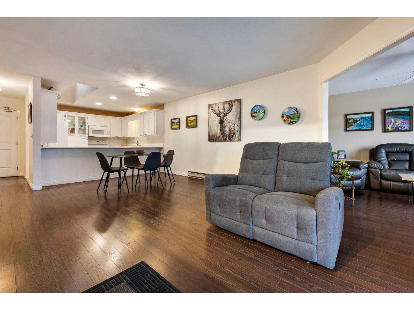 307 45660 Knight Road|Sardis West Vedder, Chilliwack, BC - Indoor Photo Showing Living Room