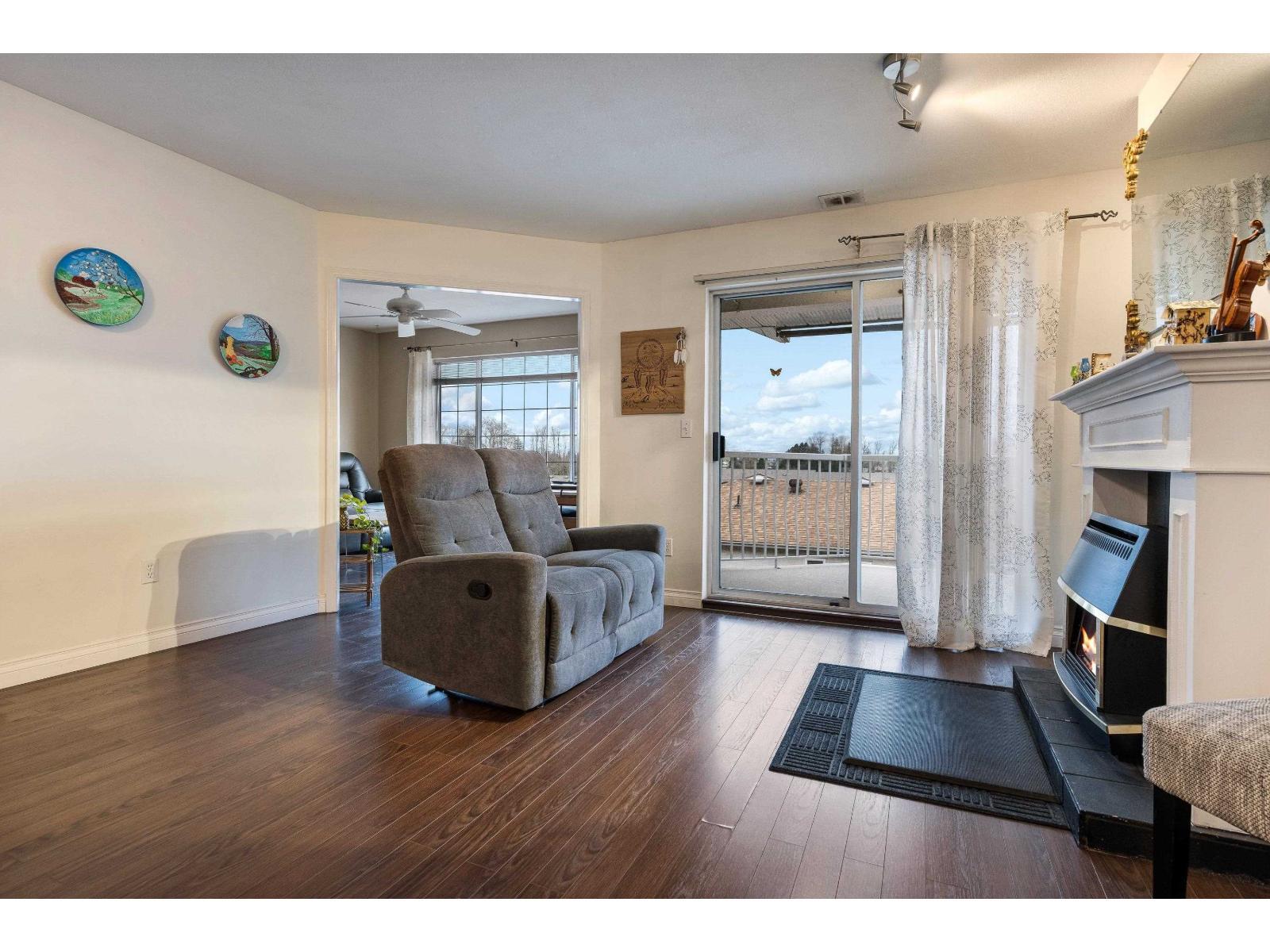 307 45660 Knight Road|Sardis West Vedder, Chilliwack, BC - Indoor Photo Showing Living Room