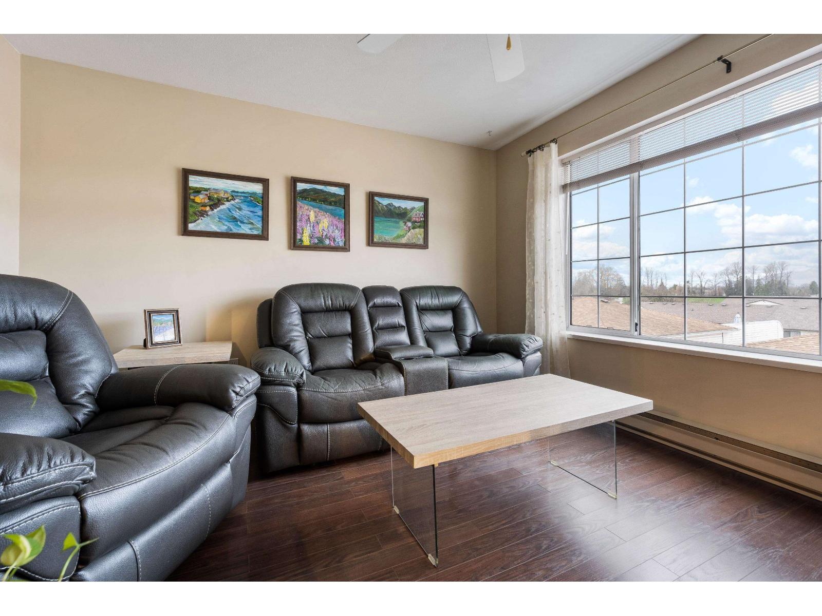 307 45660 Knight Road|Sardis West Vedder, Chilliwack, BC - Indoor Photo Showing Living Room