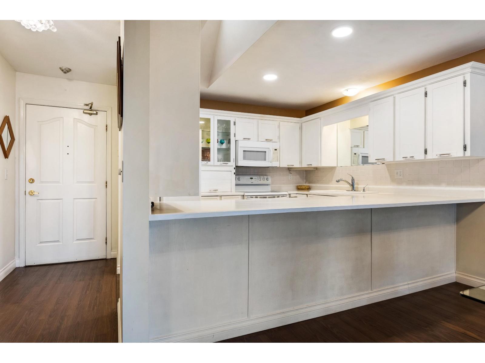 307 45660 Knight Road|Sardis West Vedder, Chilliwack, BC - Indoor Photo Showing Kitchen