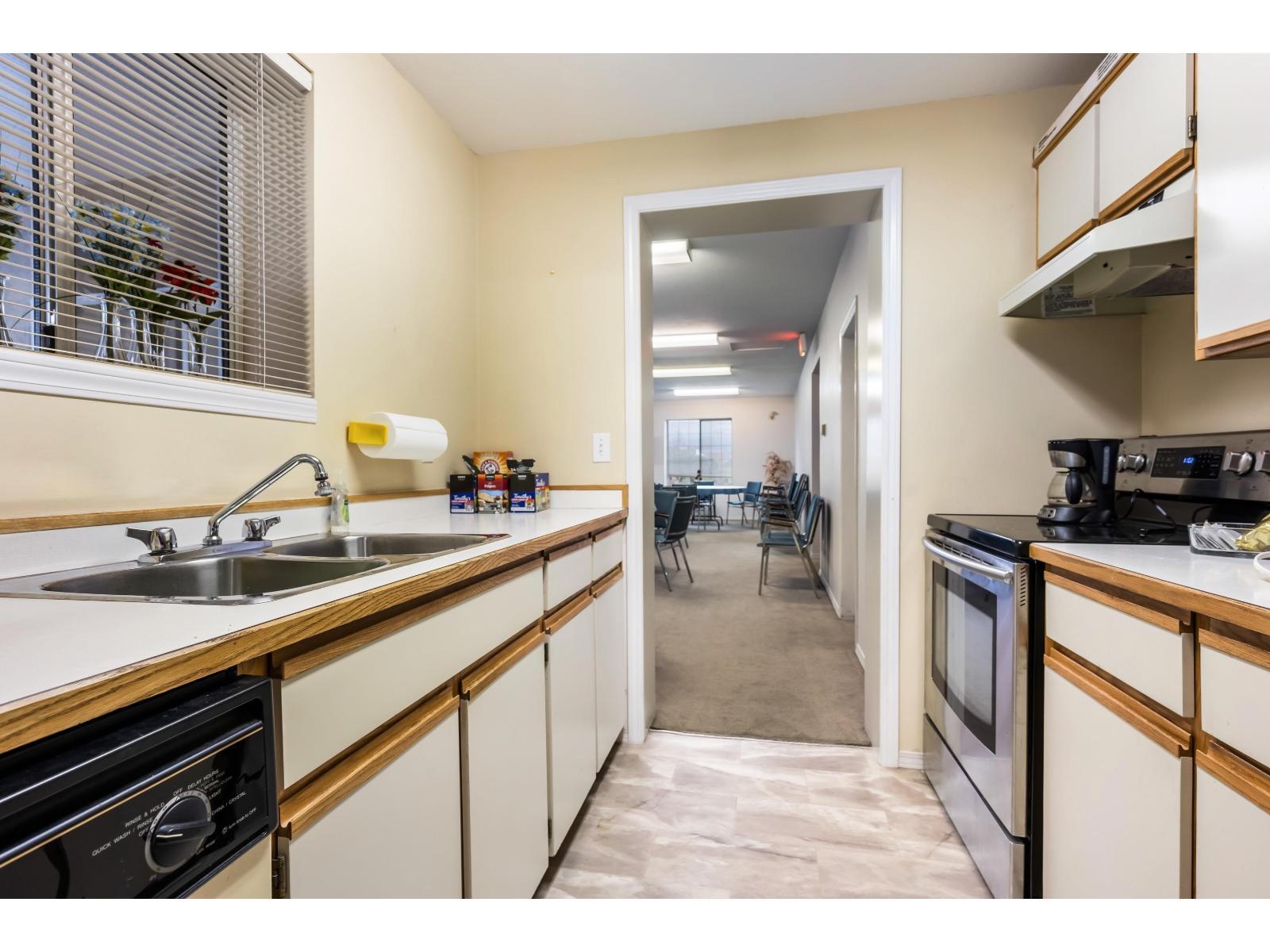 307 45660 Knight Road|Sardis West Vedder, Chilliwack, BC - Indoor Photo Showing Kitchen With Double Sink
