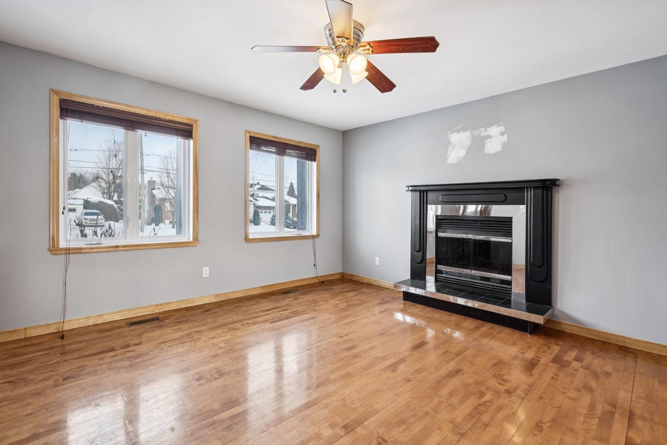 Salon - 170 Rue Mailloux, Saint-Jean-Sur-Richelieu, QC - Indoor Photo Showing Living Room With Fireplace