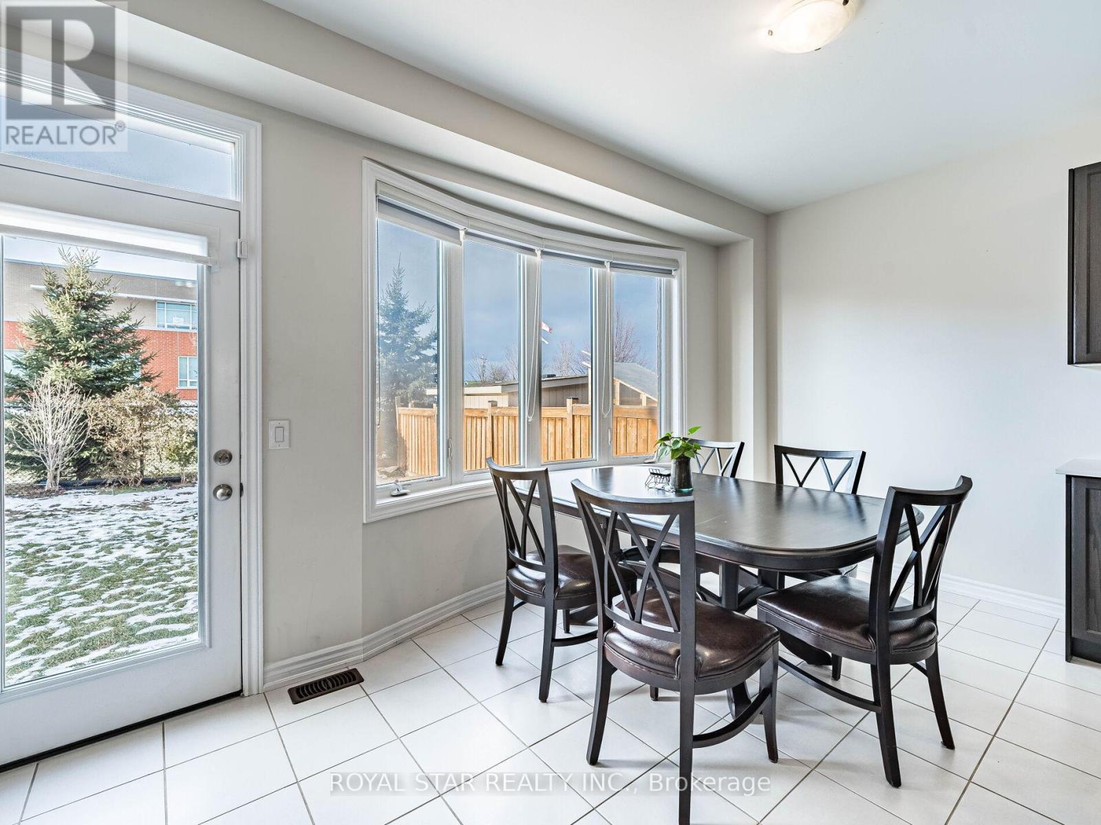 178 Newhouse Boulevard, Caledon, ON - Indoor Photo Showing Dining Room