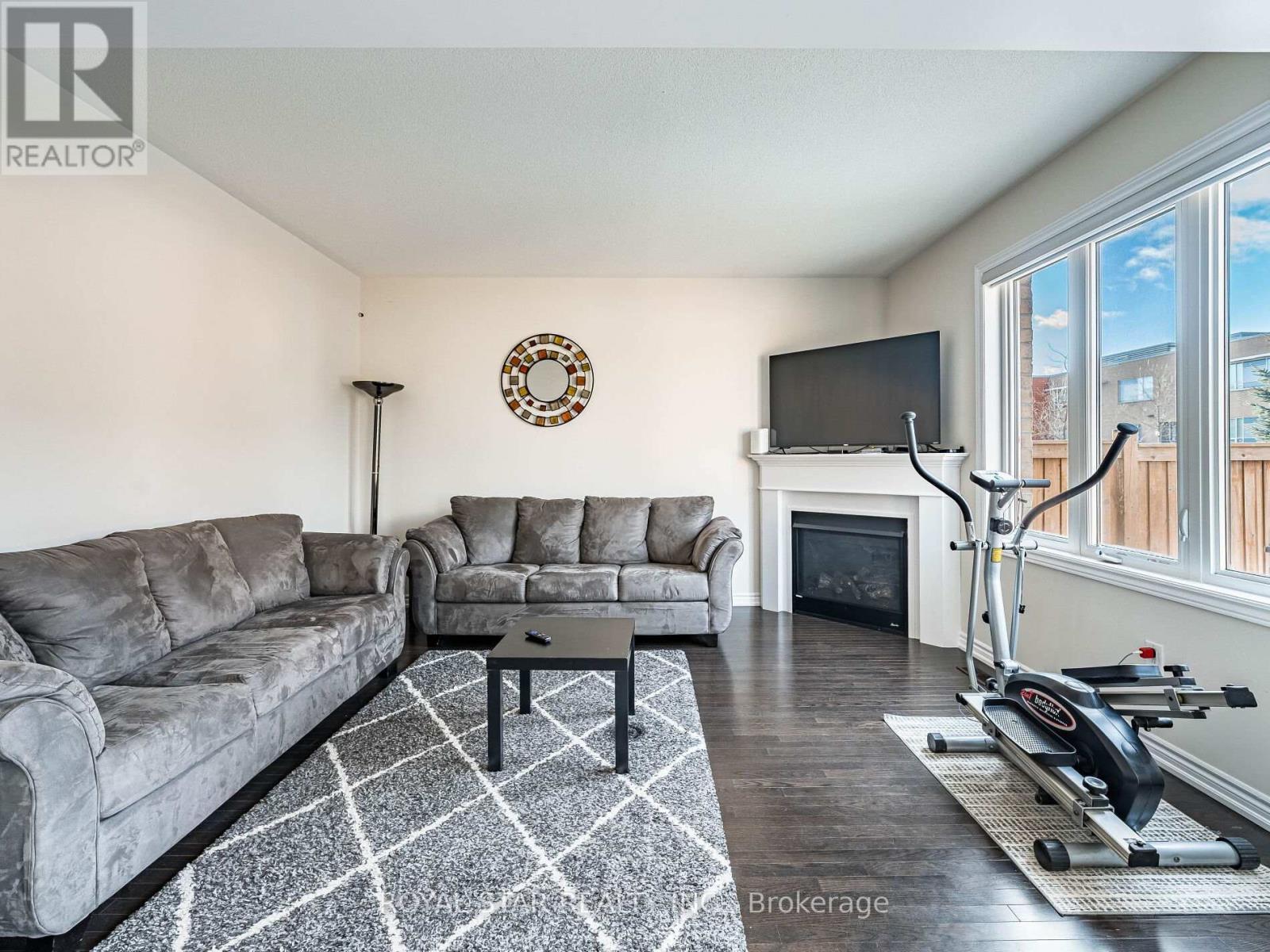 178 Newhouse Boulevard, Caledon, ON - Indoor Photo Showing Living Room With Fireplace