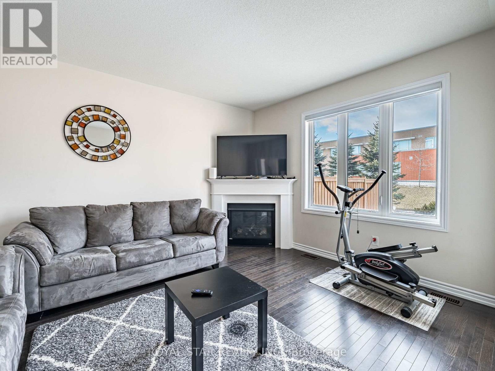 178 Newhouse Boulevard, Caledon, ON - Indoor Photo Showing Living Room With Fireplace