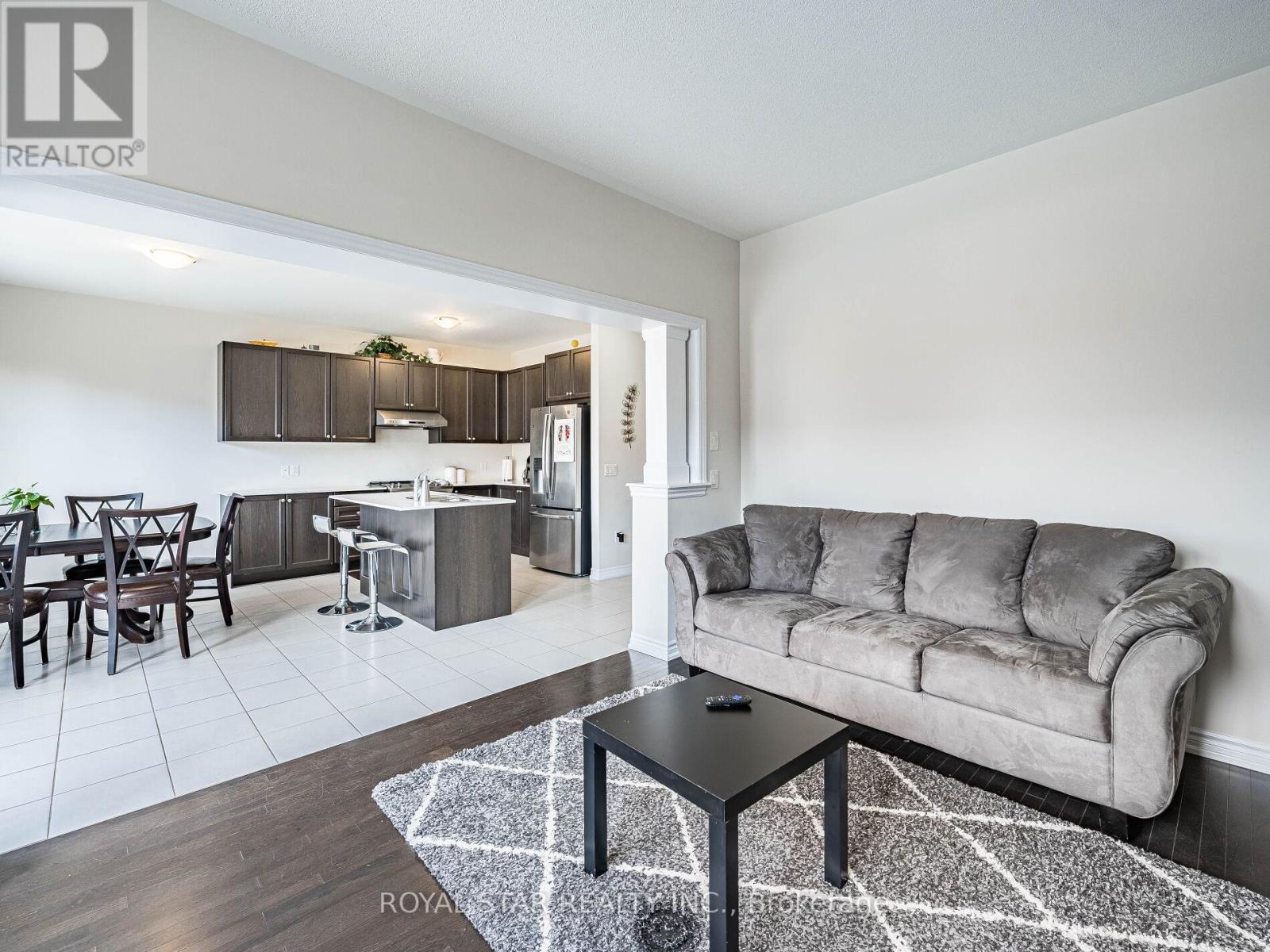 178 Newhouse Boulevard, Caledon, ON - Indoor Photo Showing Living Room