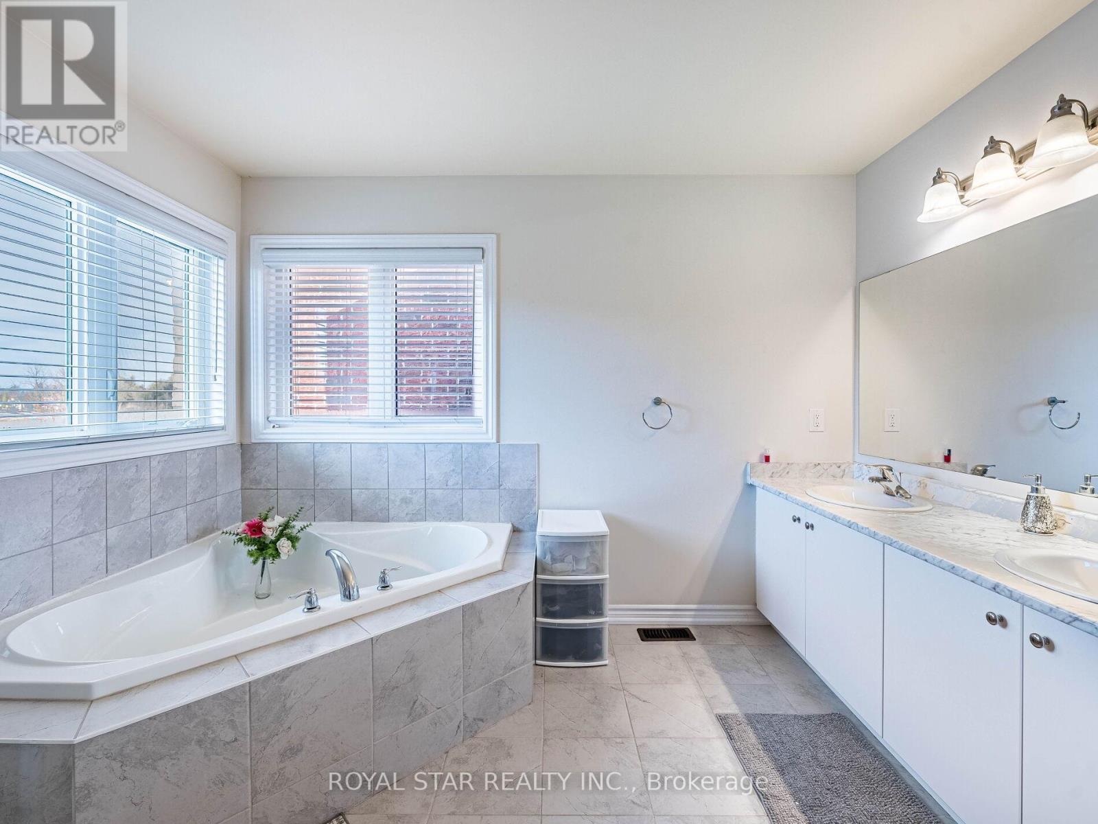 178 Newhouse Boulevard, Caledon, ON - Indoor Photo Showing Bathroom