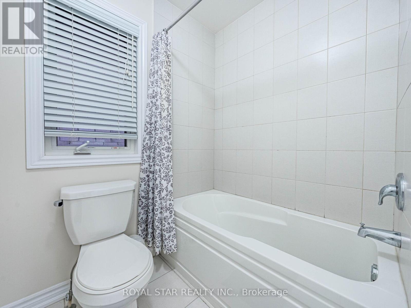 178 Newhouse Boulevard, Caledon, ON - Indoor Photo Showing Bathroom