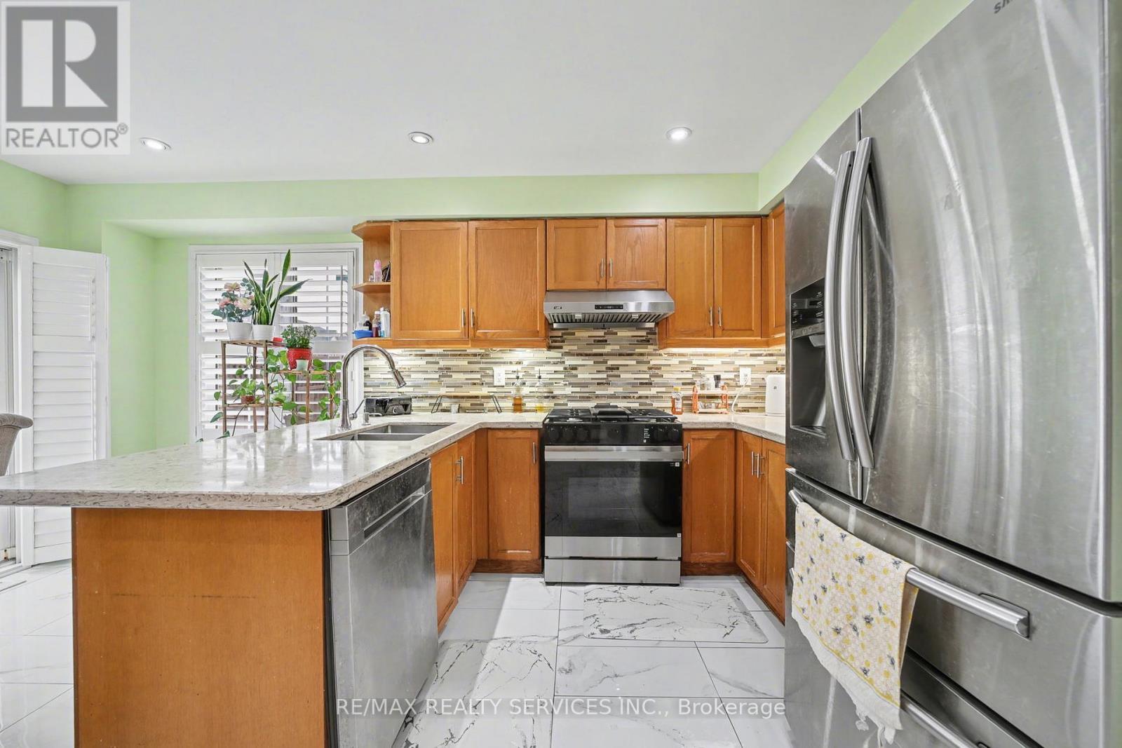 3203 Carabella Way, Mississauga, ON - Indoor Photo Showing Kitchen With Double Sink With Upgraded Kitchen