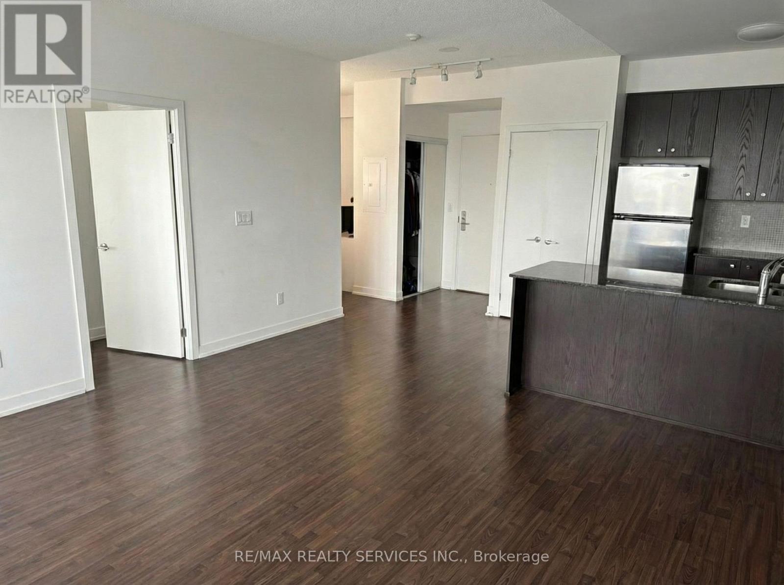 911 - 5101 Dundas Street W, Toronto, ON - Indoor